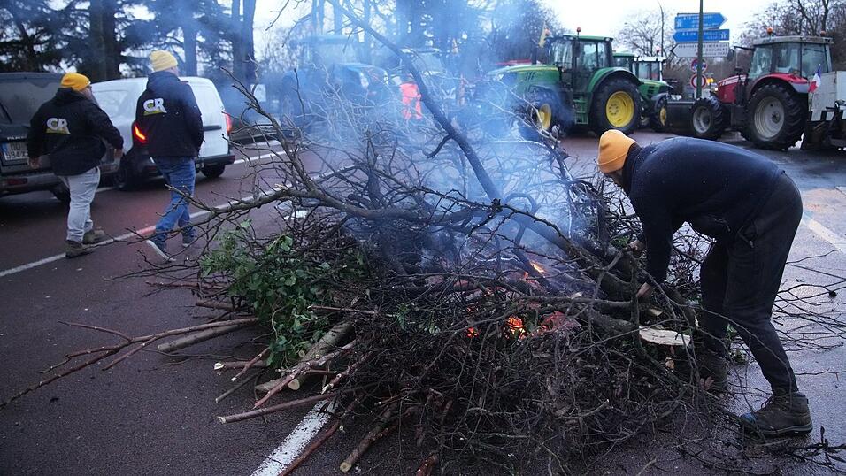 Auch Zufahrtsstraßen nach Paris wurden blockiert. Auch Zufahrtsstraßen nach Paris wurden blockiert.