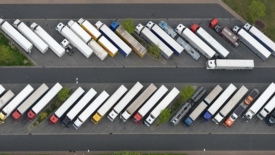 Die EU-Kommission hatte gegen die Lkw-Konzerne wegen verbotener Preisabsprachen Bu&szlig;gelder von fast vier Milliarden Euro verh&auml;ngt. (Symbolbild)