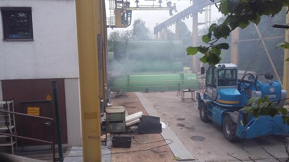 Feuerwehreinsatz am Dienstagabend in Regensburg. Dort ist es in der M&uuml;llumladestation Haslbach zu einem Brand gekommen.