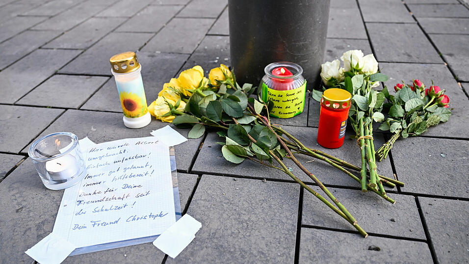Kerzen, Blumen und eine Trauerbekundung liegen in der Nähe des Paradeplatzes an einer S-Bahn-Haltestelle. Am Vortag war ein Auto in eine Menschenmenge gefahren. Zwei Menschen starben, weitere wurden verletzt.