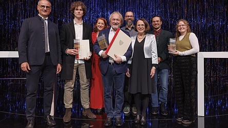 Kulturreferent Wolfgang Dersch (links), OB Gertrud Maltz-Schwarzfischer (Dritte von rechts) und Moderatorin Luise Kinseher (Dritte von links) gratulierten den Preisträgern (von links) Koloman Wagner, Stefan Hanke und drei Vertretern des Vereins Campus Regensburg. Lena Schabus fehlt auf dem Bild.