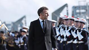 Frankreichs Präsident Emmanuel Macron kündigt am Montag auf einem U-Boot-Stützpunkt in der Bretagne seine Pläne an. Frankreichs Präsident Emmanuel Macron kündigt am Montag auf einem U-Boot-Stützpunkt in der Bretagne seine Pläne an.