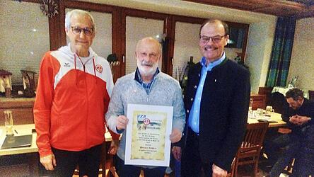 Ein Urgestein der Further Judokas wurde geehrt: TV-Vorsitzender Lamecker (links) und Vizeb&uuml;rgermeister M&uuml;hlbauer w&uuml;rdigten Werner B&uuml;hler (Mitte).
