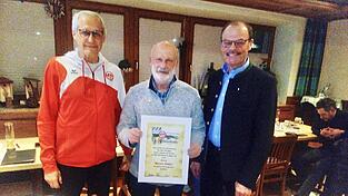 Ein Urgestein der Further Judokas wurde geehrt: TV-Vorsitzender Lamecker (links) und Vizeb&uuml;rgermeister M&uuml;hlbauer w&uuml;rdigten Werner B&uuml;hler (Mitte).