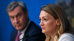 Markus Söder (CSU), Ministerpräsident von Bayern, und Judith Gerlach (CSU), Gesundheitsministerin von Bayern, nehmen nach einer Kabinettssitzung an der Pressekonferenz teil. Markus Söder (CSU), Ministerpräsident von Bayern, und Judith Gerlach (CSU), Gesundheitsministerin von Bayern, nehmen nach einer Kabinettssitzung an der Pressekonferenz teil.