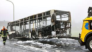 Der Bus brannte komplett aus. Der Bus brannte komplett aus.