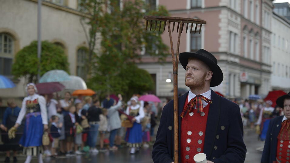 Zahlreiche Musik- und Trachtengruppen zogen nach dreij&auml;hriger Pause am Freitagabend zum Festplatz Am Hagen.&nbsp;