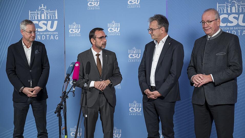 Der bayerische Städtetagsvorsitzende Markus Pannermayr, CSU-Fraktionschef Klaus Holetschek, Landkreistagspräsident Thomas Karmasin und Bezirketagspräsident Franz Löffler (v. l.) tauschen sich in Banz aus. Der bayerische Städtetagsvorsitzende Markus Pannermayr, CSU-Fraktionschef Klaus Holetschek, Landkreistagspräsident Thomas Karmasin und Bezirketagspräsident Franz Löffler (v. l.) tauschen sich in Banz aus.