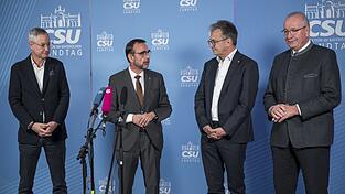 Der bayerische Städtetagsvorsitzende Markus Pannermayr, CSU-Fraktionschef Klaus Holetschek, Landkreistagspräsident Thomas Karmasin und Bezirketagspräsident Franz Löffler (v. l.) tauschen sich in Banz aus.