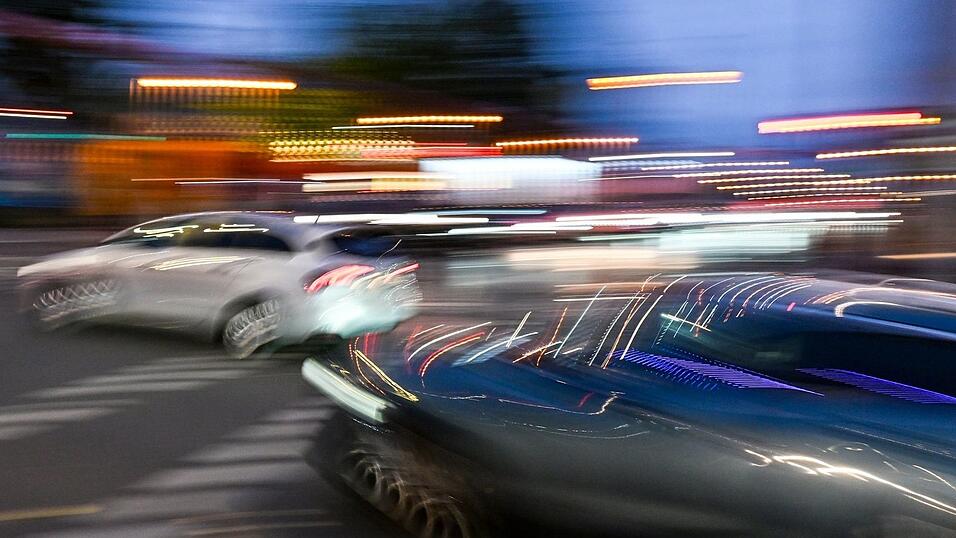 Ältere Fahrer sind gemessen an ihrem Bevölkerungsanteil seltener in Unfälle verstrickt als jüngere. (Symbolbild) Ältere Fahrer sind gemessen an ihrem Bevölkerungsanteil seltener in Unfälle verstrickt als jüngere. (Symbolbild)
