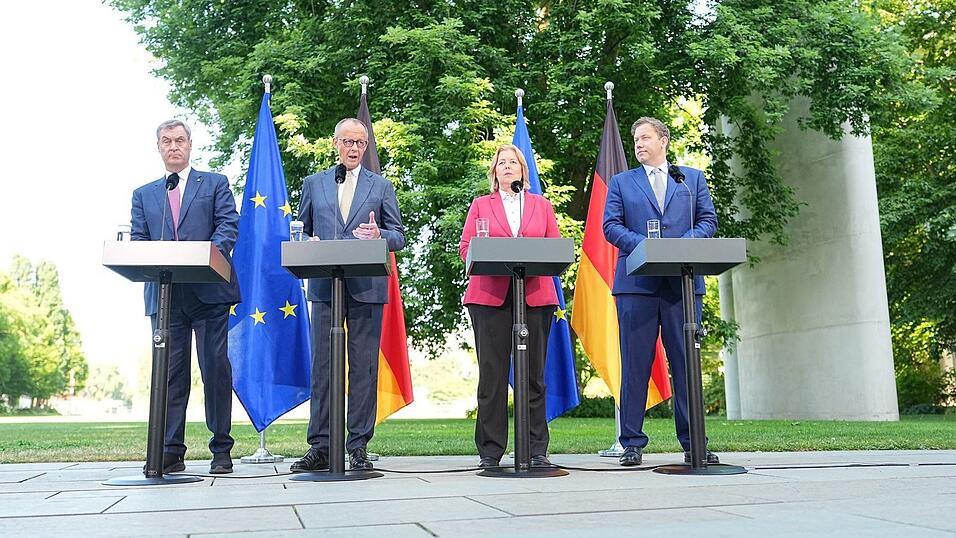 Die Koalition sei handlungsfähig und in der Lage das Land aus der Krise zu führen - auch diese Botschaft wollten die Spitzen von Union und SPD bei ihrer Pressekonferenz setzen. Die Koalition sei handlungsfähig und in der Lage das Land aus der Krise zu führen - auch diese Botschaft wollten die Spitzen von Union und SPD bei ihrer Pressekonferenz setzen.