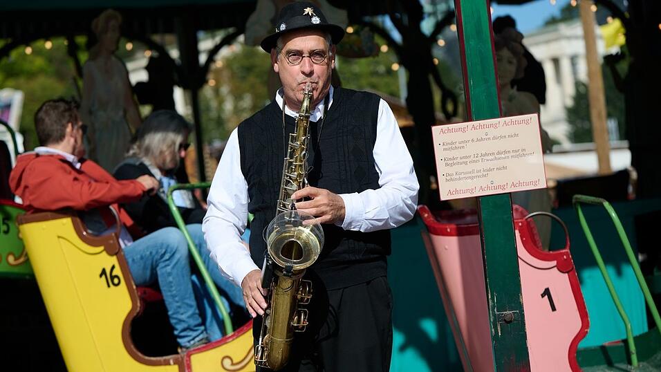 Gerne sorgt Toni Schleifer am Saxofon auch selbst für die passende Musik an seinem historischen Fahrgeschäft. Gerne sorgt Toni Schleifer am Saxofon auch selbst für die passende Musik an seinem historischen Fahrgeschäft.