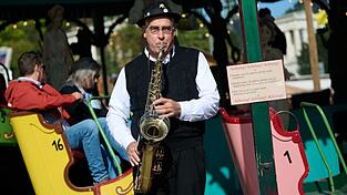 Gerne sorgt Toni Schleifer am Saxofon auch selbst für die passende Musik an seinem historischen Fahrgeschäft. Gerne sorgt Toni Schleifer am Saxofon auch selbst für die passende Musik an seinem historischen Fahrgeschäft.