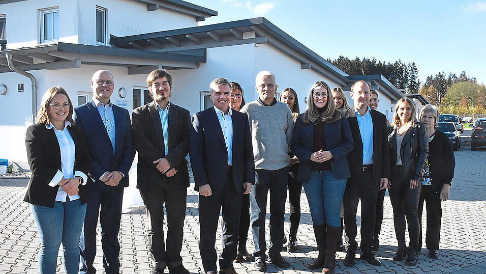 Freuten sich &uuml;ber eine zukunftsf&auml;hige Entwicklung (von links): MVZ-Prokuristin Eva Murr, MVZ-Gesch&auml;ftsf&uuml;hrer Christian Maier, Lakumed-Vorstandschef Jakob Fuchs, Landrat Peter Dreier, Dr. med. Klaus Haller, B&uuml;rgermeisterin Sibylle Entwistle, Christian Gruber, Gesch&auml;ftsf&uuml;hrer der &Auml;rztehaus GmbH und Eigent&uuml;mer der Immobilie sowie das Praxisteam.