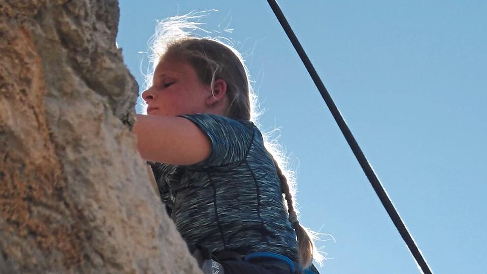Trotz ihrer Behinderung hat sich Judith Keil nie vor der Höhe gefürchtet: 'Als kleines Kind habe ich alle erschrocken, weil ich überall hochgeklettert bin.' Heute ist sie gelegentlich beim Deutschen Alpenverein an der Kletterwand unterwegs und erklimmt auch im Urlaub die ein oder andere Felswand. Trotz ihrer Behinderung hat sich Judith Keil nie vor der Höhe gefürchtet: 'Als kleines Kind habe ich alle erschrocken, weil ich überall hochgeklettert bin.' Heute ist sie gelegentlich beim Deutschen Alpenverein an der Kletterwand unterwegs und erklimmt auch im Urlaub die ein oder andere Felswand.