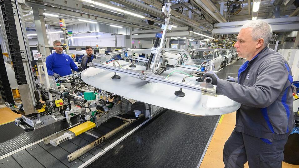 Das Wolfsburger Stammwerk ist mit rund 60.000 Mitarbeiter der mit Abstand größte Standort des Konzerns. Das Wolfsburger Stammwerk ist mit rund 60.000 Mitarbeiter der mit Abstand größte Standort des Konzerns.