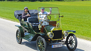 Vor 100 Jahren hat ein Straubinger einen Strafbefehl erhalten, weil sein Auto auf dem Weg nach und durch Aiterhofen heftig gequalmt hat. Der Mann wehrte sich und zog vor Gericht. Ob es sich bei seinem Fahrzeug um ein ähnliches Modell wie diesen Ford T-Touring, Baujahr 1910, gehandelt hat, ist aber nicht überliefert.