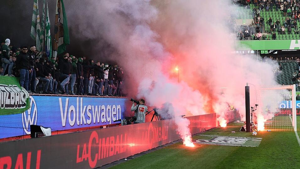Nach dem Spiel entlud sich der &Auml;rger der Wolfsburger Fans.