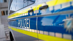 Die Polizei stellt die beteiligten Unfallfahrzeuge sicher. (Symbolbild) Die Polizei stellt die beteiligten Unfallfahrzeuge sicher. (Symbolbild)