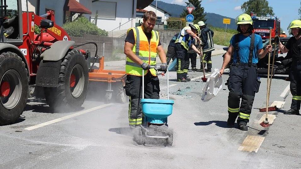 Bei Niederkandlbach im Landkreis Deggendorf ist es zu einem schweren Unfall gekommen. Bei Niederkandlbach im Landkreis Deggendorf ist es zu einem schweren Unfall gekommen.