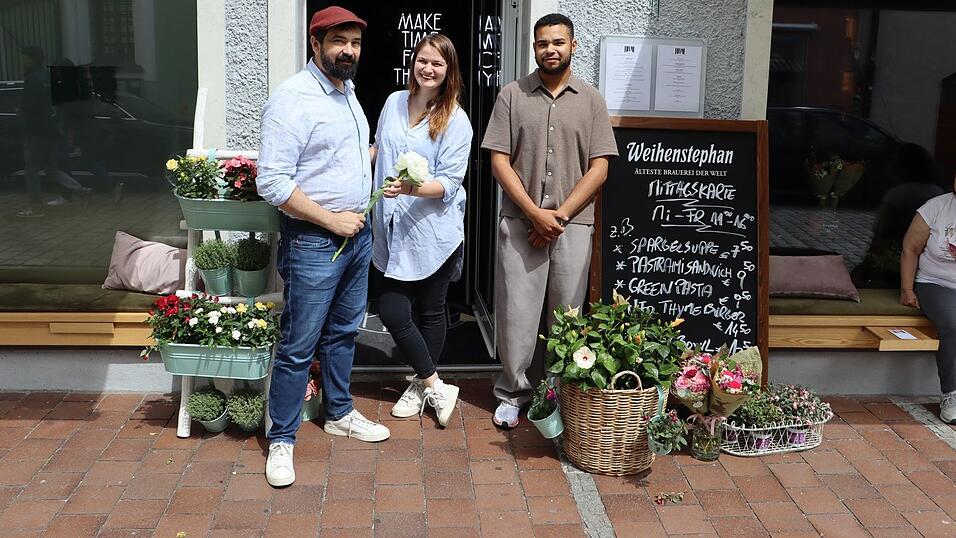 Adrian (links) und Cristiana Porodan mit Nico Reithmeier vor ihrem Blumencafé Thyme Adrian (links) und Cristiana Porodan mit Nico Reithmeier vor ihrem Blumencafé Thyme