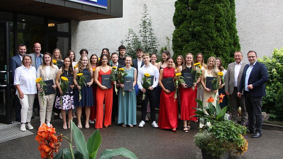 Die Absolventen, eingerahmt von Bad K&ouml;tztings B&uuml;rgermeister Markus Hofmann, Landratstellvertreterin Dr. Johanna Etti und VHS-Leiter Alfons Klostermeier (von links) sowie Chams B&uuml;rgermeister Martin Stoiber und Schulleiter Alois Kiefl (von rechts).