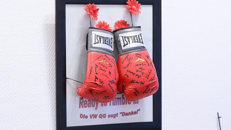 Die Boxhandschuhe in ihrem B&uuml;ro erinnern an einen harten Arbeitskampf, bei dem sich Daniela Cavallo f&uuml;r die &Uuml;bernahme von Besch&auml;ftigten einer VW-Tochtergesellschaft eingesetzt hat.