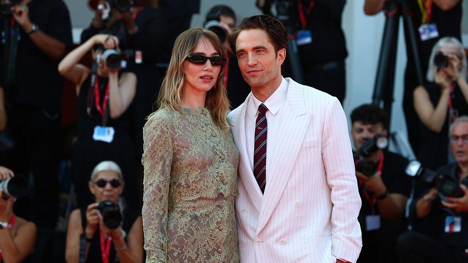 Kurz vor der Premiere seines neuen Films posiert Pattinson mit seiner Partnerin Suki Waterhouse. Kurz vor der Premiere seines neuen Films posiert Pattinson mit seiner Partnerin Suki Waterhouse.