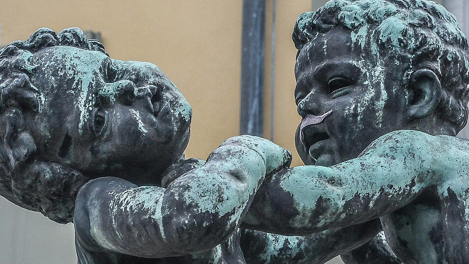 Zwei Brüder streiten, sie würgen sich. Schließlich erschlägt der eine den anderen: Der Brudermord zwischen Kain und Abel steht am Anfang der Menschheitsgeschichte und symbolisiert, wie Entfremdung, Neid und unkontrollierte Wut in tödliche Gewalt umschlagen können. Bildhauer Wilhelm Merten verdeutlicht die körperliche Gewalt zwischen zwei Menschen in seiner Skulptur „Raufbuben“ in der Freiburger Innenstadt. Zwei Brüder streiten, sie würgen sich. Schließlich erschlägt der eine den anderen: Der Brudermord zwischen Kain und Abel steht am Anfang der Menschheitsgeschichte und symbolisiert, wie Entfremdung, Neid und unkontrollierte Wut in tödliche Gewalt umschlagen können. Bildhauer Wilhelm Merten verdeutlicht die körperliche Gewalt zwischen zwei Menschen in seiner Skulptur „Raufbuben“ in der Freiburger Innenstadt.