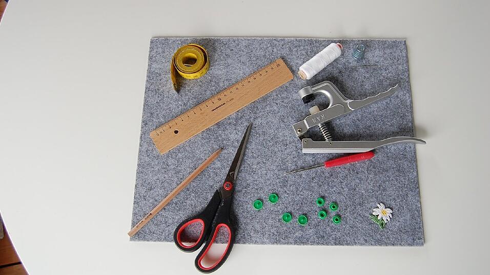 Du brauchst: Ein Maßband, ein Lineal, einen Bleistift, eine Schere, Nadel, Faden und Fingerhut (habt ihr bestimmt alles Hause), Filz (erhältlich im Bastelgeschäft), einen Aufnäher sowie ein Druckknopfset (beides bekommst du im Stoffgeschäft). Du brauchst: Ein Maßband, ein Lineal, einen Bleistift, eine Schere, Nadel, Faden und Fingerhut (habt ihr bestimmt alles Hause), Filz (erhältlich im Bastelgeschäft), einen Aufnäher sowie ein Druckknopfset (beides bekommst du im Stoffgeschäft).