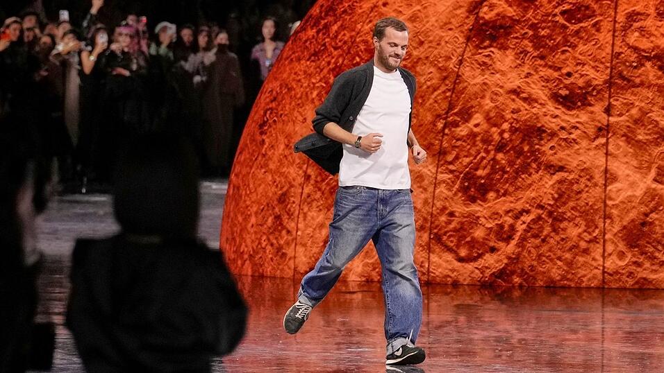 Matthieu Blazy bei der Präsentation der Chanel Frühjahr/Sommer 2026 Kollektion.