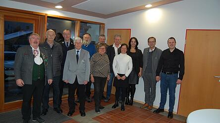 Die verantwortlichen Vereinsvertreter an der Umgestaltung des Vereinsheimes mit (in der Mitte) Katharina Zellner (v.links) Tobias Wittenzellner als Leiter der Kreisentwicklung, B&uuml;rgermeister Franz Wittmann, und Leader-Managerin Johanna Brunner-Rinke.