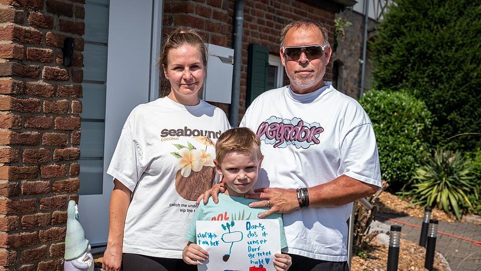 Annett und Dirk Conrad mit ihrem siebenjährigen Sohn Killien gehören zu den Einwohnern der evakuierten Ortschaft Gey. Sie sind zurückgekehrt. Annett und Dirk Conrad mit ihrem siebenjährigen Sohn Killien gehören zu den Einwohnern der evakuierten Ortschaft Gey. Sie sind zurückgekehrt.