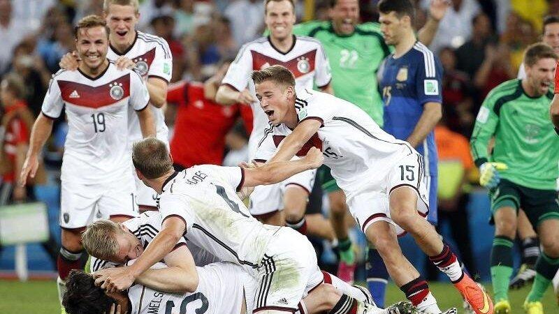 Nach dem Abpfiff gab es bei den Weltmeistern kein Halten mehr. Foto: Kamil Krzaczynski Nach dem Abpfiff gab es bei den Weltmeistern kein Halten mehr. Foto: Kamil Krzaczynski