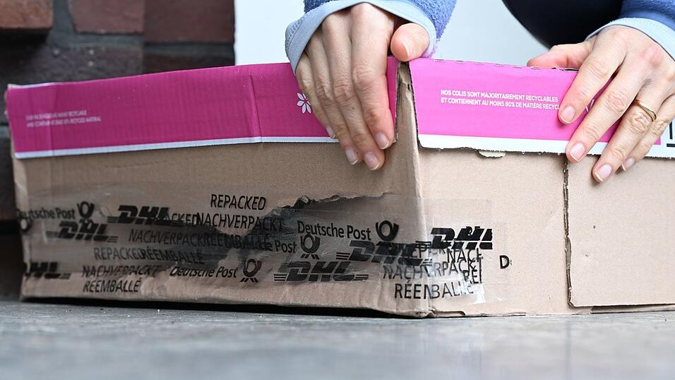 Da ging etwas schief: Ein aufgerissenes Paket vor einer Haustür. (Archivbild) Da ging etwas schief: Ein aufgerissenes Paket vor einer Haustür. (Archivbild)