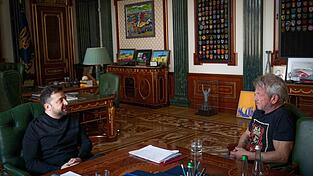 Der ukrainische Präsident Wolodymyr Selenskyj (l) sitzt in Kiew zusammen mit dem US-amerikanischen Schauspieler und Regisseur Sean Penn. Der ukrainische Präsident Wolodymyr Selenskyj (l) sitzt in Kiew zusammen mit dem US-amerikanischen Schauspieler und Regisseur Sean Penn.