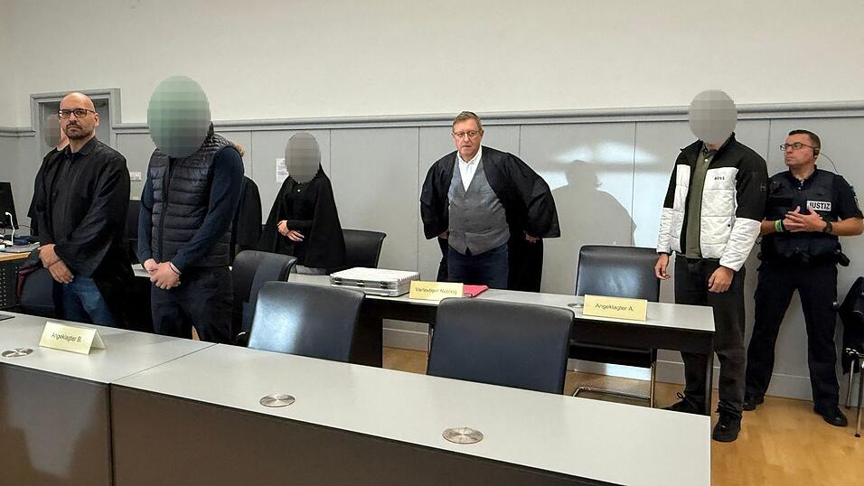 Im Raum steht der Verdacht, dass die vier jungen Menschen als sogenannte &laquo;Wegwerfagenten&raquo; f&uuml;r einen bislang unbekannten Auftraggeber gehandelt haben k&ouml;nnten.