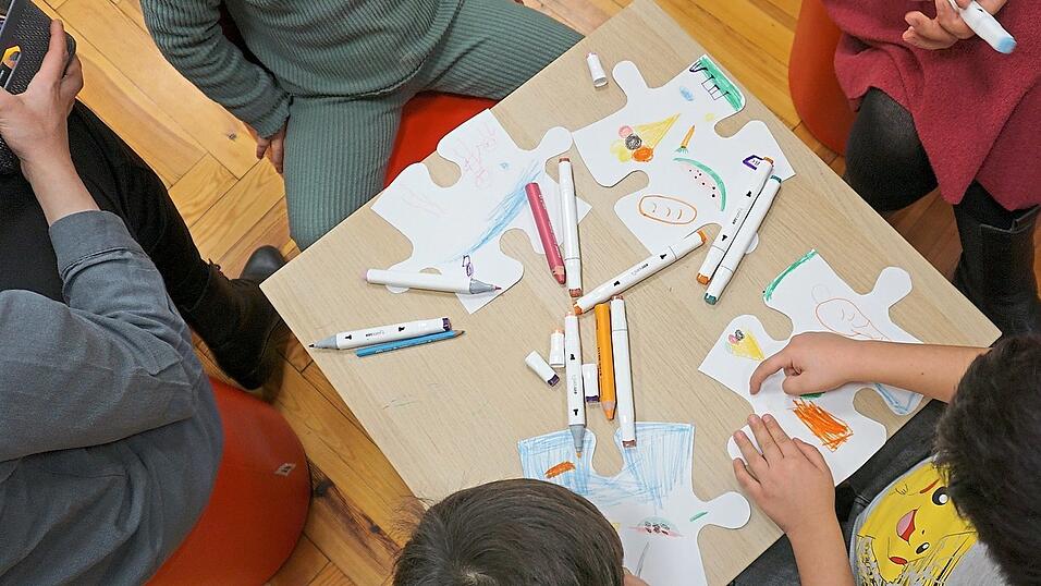 Kuchen, Wassermelonen und Spielen halten die Kinder für wichtig. Aber auch Freunde, Liebe, ein Zuhause, eine Familie und auch Haustiere wurden gemalt. Kuchen, Wassermelonen und Spielen halten die Kinder für wichtig. Aber auch Freunde, Liebe, ein Zuhause, eine Familie und auch Haustiere wurden gemalt.