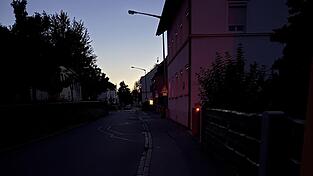 Wie hier im Bereich Donaugasse/Uferstraße war es am Dienstagabend auch in weiteren Straßen im Stadtgebiet vorübergehend stockdunkel. 