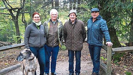 Roy Smith (2. v. l.) brachte den Stein einer Begegnung mit seinem früheren Auftraggeber Dr. Hans Aschenbrenner ins Rollen. Mit im Bild sind Claudia Schuh (l.) und Bürgermeister Franz Müller (r.), der dem Gründervater des Parks gerne dieses Geburtstagsgeschenk machte.