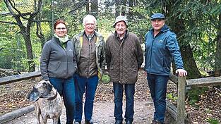Roy Smith (2. v. l.) brachte den Stein einer Begegnung mit seinem früheren Auftraggeber Dr. Hans Aschenbrenner ins Rollen. Mit im Bild sind Claudia Schuh (l.) und Bürgermeister Franz Müller (r.), der dem Gründervater des Parks gerne dieses Geburtstagsgeschenk machte. Roy Smith (2. v. l.) brachte den Stein einer Begegnung mit seinem früheren Auftraggeber Dr. Hans Aschenbrenner ins Rollen. Mit im Bild sind Claudia Schuh (l.) und Bürgermeister Franz Müller (r.), der dem Gründervater des Parks gerne dieses Geburtstagsgeschenk machte.
