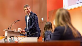 Aus Sicht von Präsident Thomas Weikert steht der DOSB geschlossen hinter einer Olympia-Bewerbung - egal, welcher Kandidat es am Ende wird. Aus Sicht von Präsident Thomas Weikert steht der DOSB geschlossen hinter einer Olympia-Bewerbung - egal, welcher Kandidat es am Ende wird.