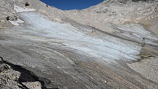 Am N&ouml;rdlichen Schneeferner lag bis in den Juli Altschnee und lie&szlig; den Gletscher gr&ouml;&szlig;er aussehen. (Archivbild)