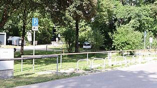 Laut Stadt sind die 2018 in Betrieb gegangenen Motorradstellpl&auml;tze in der Saison 2024 in Stellpl&auml;tze f&uuml;r Lastenfahrr&auml;der und Fahrr&auml;der mit Anh&auml;nger umgewandelt worden.
