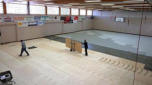 Anfang dieser Woche wurden die Holzböden verlegt, anschließend sollen in den nächsten Tagen die weiteren Bodenschichten folgen. Anfang dieser Woche wurden die Holzböden verlegt, anschließend sollen in den nächsten Tagen die weiteren Bodenschichten folgen.