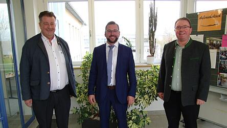 Abstand halten war das Gebot bei den Gl&uuml;ckw&uuml;nschen von Josef Koch und Karl Maier an Thomas Hieninger.