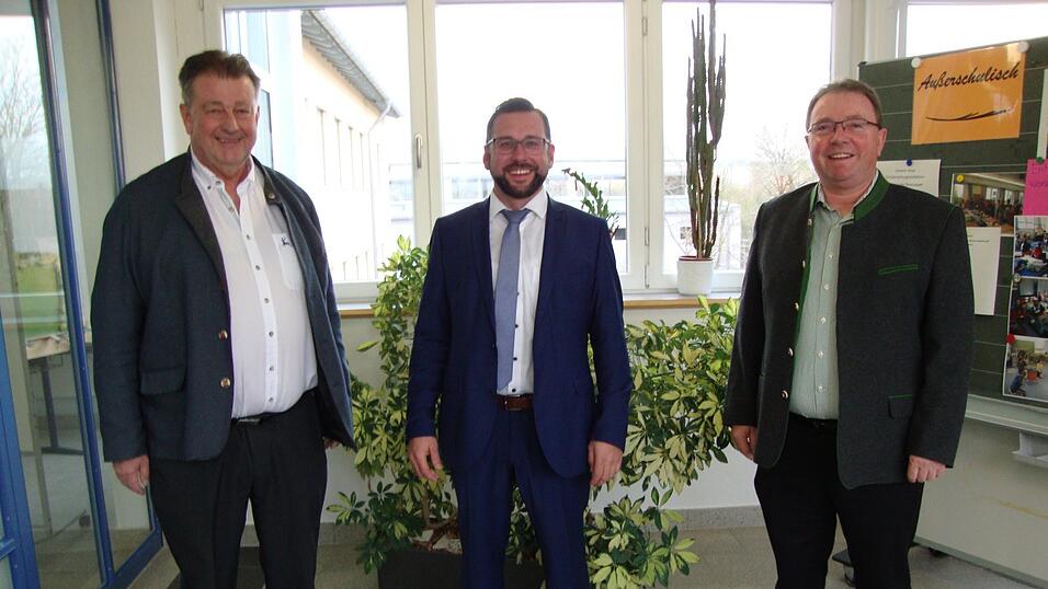 Abstand halten war das Gebot bei den Glückwünschen von Josef Koch und Karl Maier an Thomas Hieninger. Abstand halten war das Gebot bei den Glückwünschen von Josef Koch und Karl Maier an Thomas Hieninger.