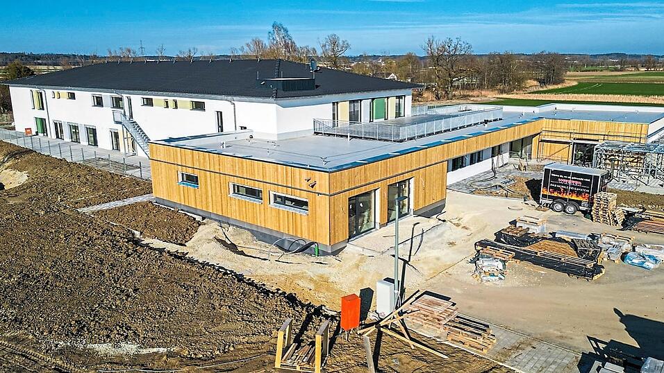 Diese Drohnen-Aufnahme vom 18. M&auml;rz zeigt die Au&szlig;enansicht des Geb&auml;udes auf dem Areal des k&uuml;nftigen Eichendorfer Gesundheitszentrums.