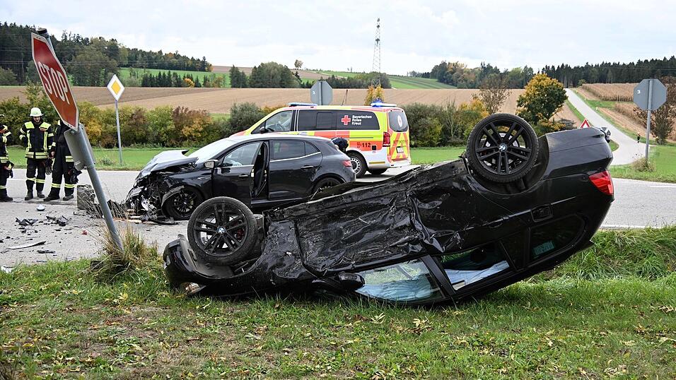 Ein Abschlepper barg die nicht mehr fahrbereiten Autos. 