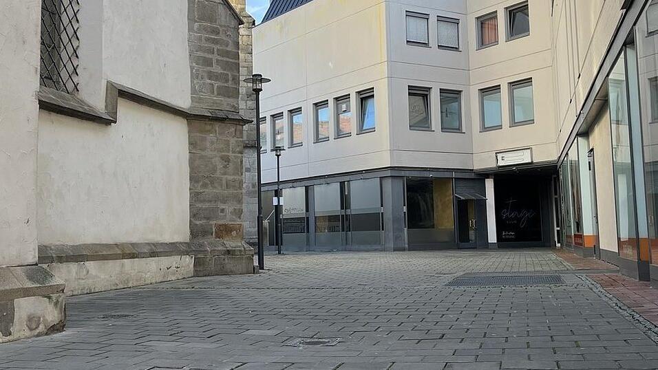 Tatort der Schlägerei war der Vorplatz einer Disco am Michael-Fischer-Platz in Deggendorf. Tatort der Schlägerei war der Vorplatz einer Disco am Michael-Fischer-Platz in Deggendorf.